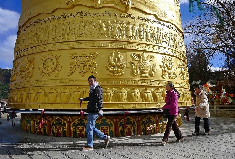 Om Mani Dunkhor là chiếc kinh luân lớn nhất ở Tây Tạng với 1,349,580,000,000 thần chú trong mỗi vòng quay