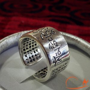 Nhẫn bạc chế tác tại Tây Tạng vô cùng đẹp. Bản nhẫn khắc Lục tự đại minh chú, bên trong khắc Bát Nhã kinh, vô cùng tinh xảo. 